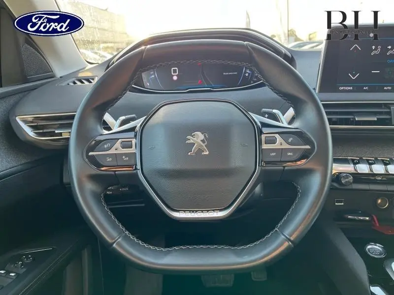 Volant cuir multifonction Peugeot 5008 2020 vu de face, avec tableau de bord numérique et commandes intégrées.