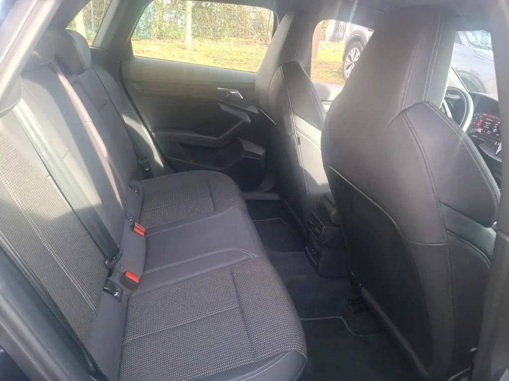 Gros plan sur la roue avant droite d’une Audi A3 bleu 2022, jante alliage S-Line au design moderne et pneu Nexen.