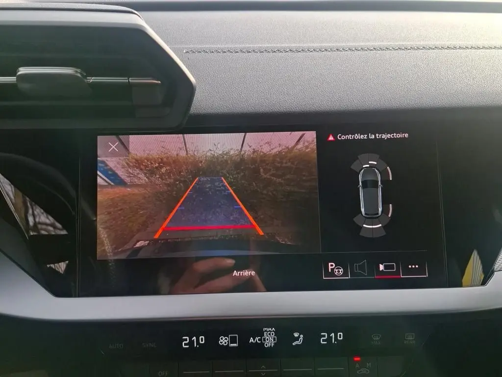 Vue intérieure côté conducteur de l'Audi A3 2.0 TDI 150 S-TRONIC S-LINE 2022 avec volant sport et tableau de bord numérique.