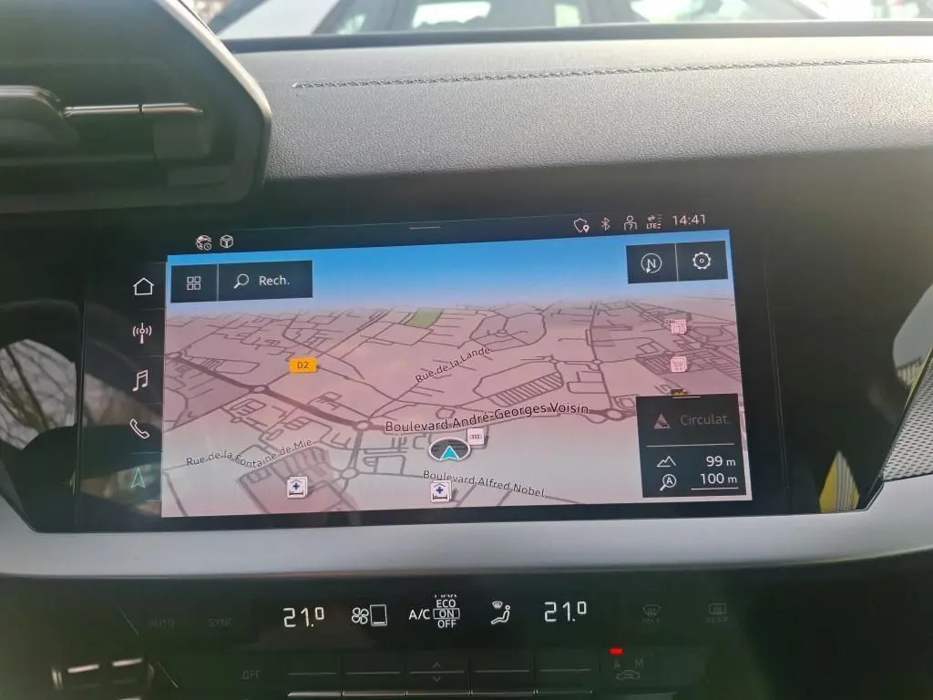 Vue rapprochée de la porte avant gauche bleu foncé d’une Audi A3 2.0 TDI S-Line avec commandes de vitres et poignée argentée.