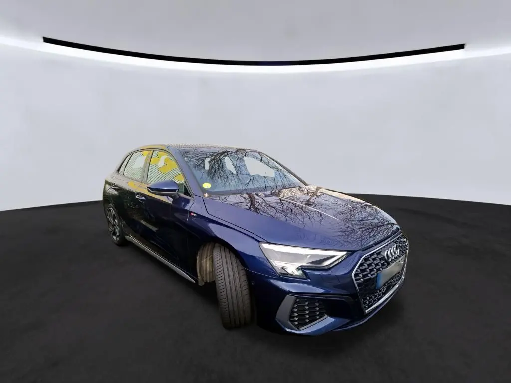 Audi A3 2.0 TDI S-Line bleu vue 3/4 avant droit, avec calandre noire et jantes alliage distinctives.