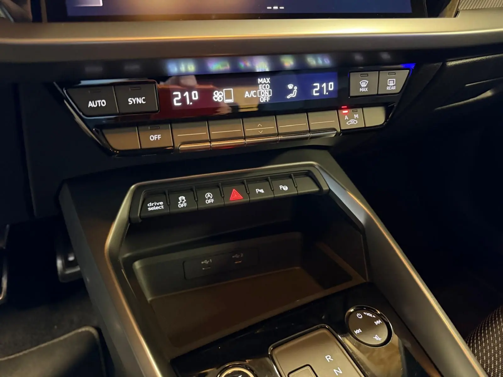 Vue rapprochée de la console centrale de l'Audi A3 2.0 TDI 150 S-TRONIC S-Line avec commandes climatisation et boutons multifonctions.