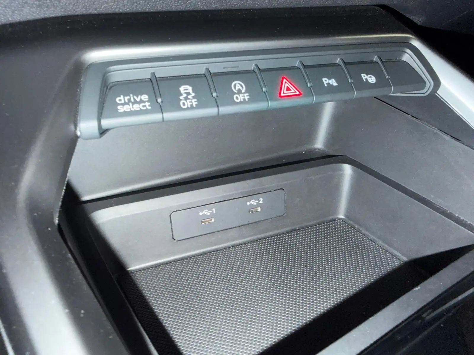 Gros plan sur la console centrale de l'Audi A3 2.0 TDI 150 S-TRONIC S-LINE, avec boutons de contrôle et ports USB visibles.