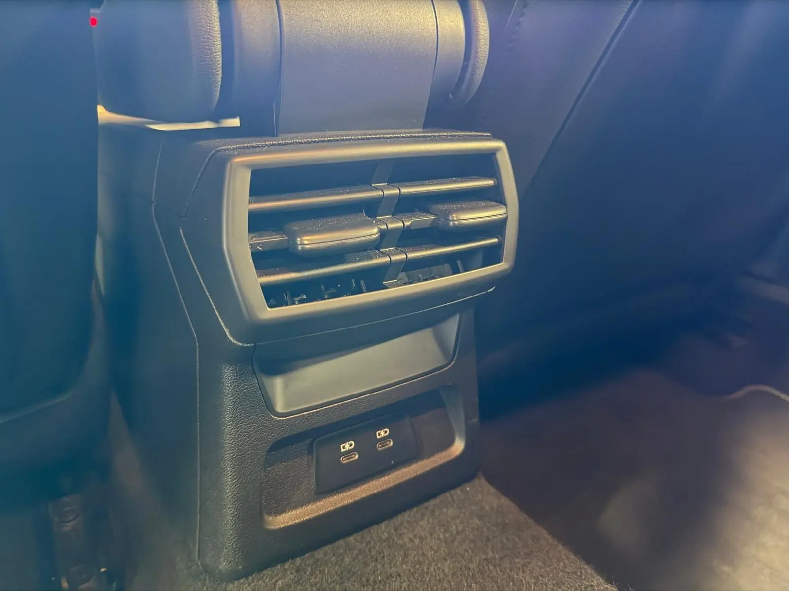 Détail des aérateurs arrière et ports USB-C noirs dans l’habitacle d’une Audi A3 2.0 TDI S-Line 2022.