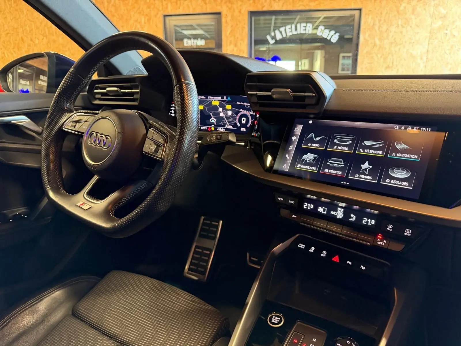 Vue intérieure côté conducteur de l’Audi A3 2.0 TDI 2022, volant sport S-Line, écran tactile et tableau de bord numérique.