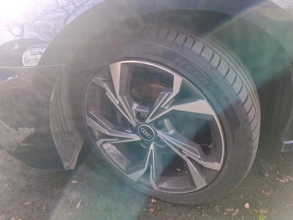 Vue arrière d'une Audi A3 bleu foncé 2022 avec logo et double sortie d'échappement intégrée au pare-chocs.
