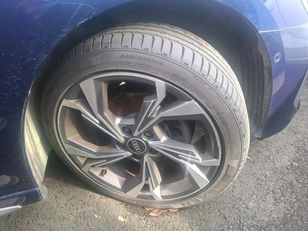 Audi A3 2.0 TDI S-Line bleu vue de profil côté gauche, avec jantes alliage et intérieur visible à travers les vitres.