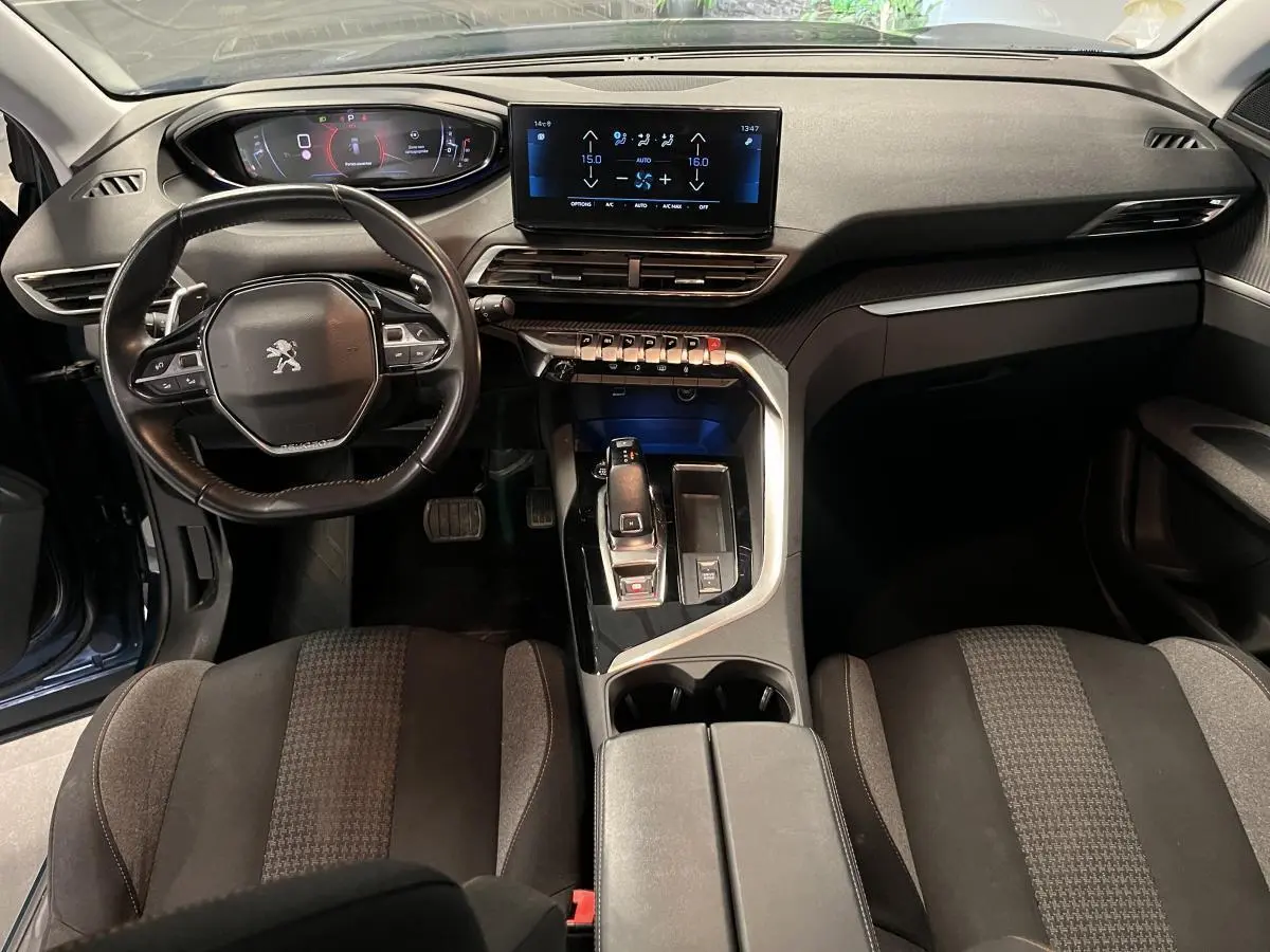 Intérieur du Peugeot 3008 2022 vue avant, volant compact, écran tactile 10 pouces et sellerie textile noire.