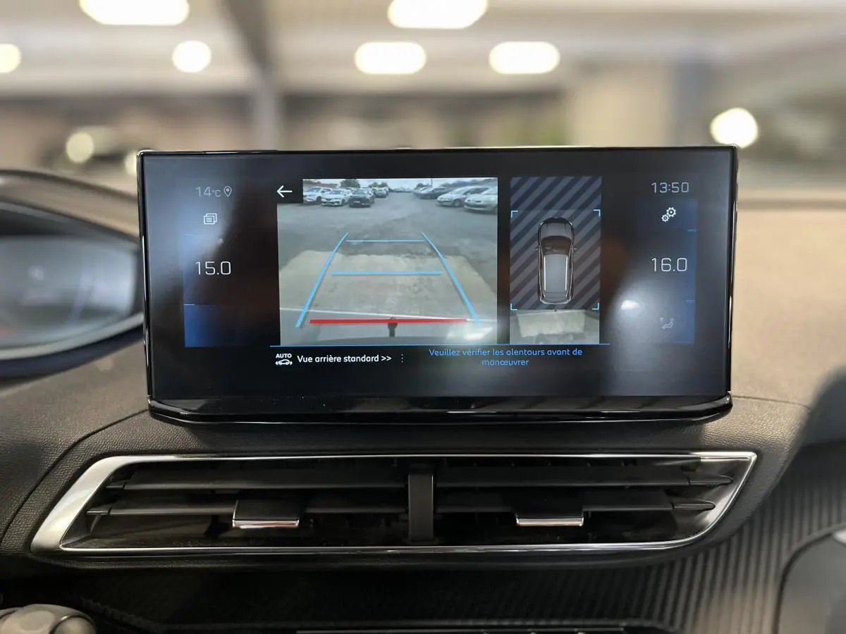 Écran tactile 10 pouces du Peugeot 3008 bleu 2022 affichant la caméra de recul et la vue 360° intérieure.
