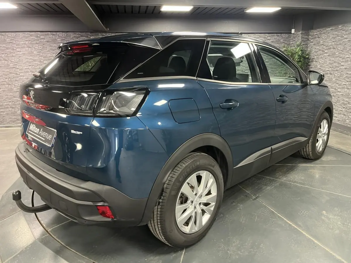 Peugeot 3008 bleu vue 3/4 arrière droit avec attelage démontable et jantes alliage 17 pouces.