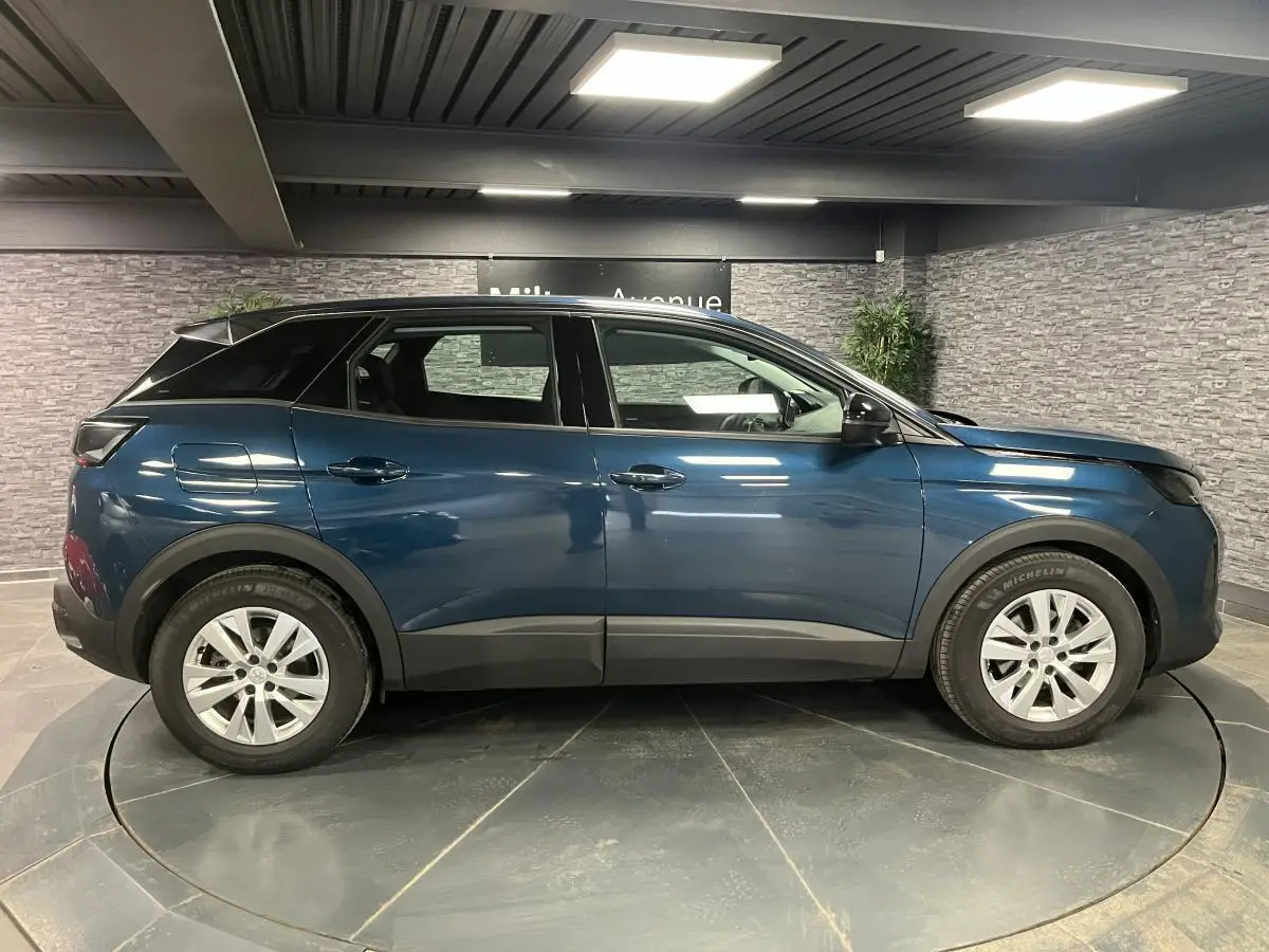 Profil droit du Peugeot 3008 bleu métallisé avec jantes alliage 17 pouces et coques de rétroviseurs noires.