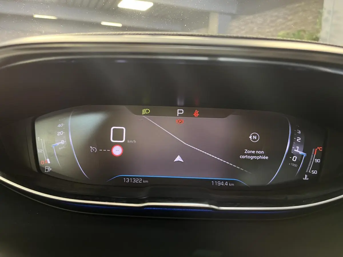 Tableau de bord numérique du Peugeot 3008 2022 montrant la navigation et les indicateurs de vitesse et température.
