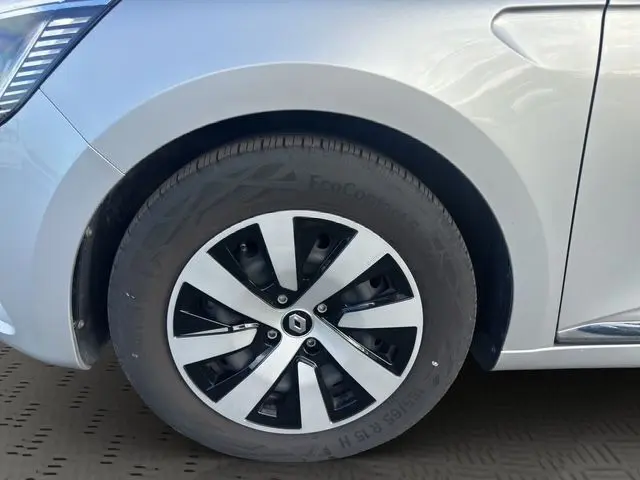 Gros plan sur la roue avant gauche d'une Renault Clio V gris Highland avec jante alliage bicolore moderne