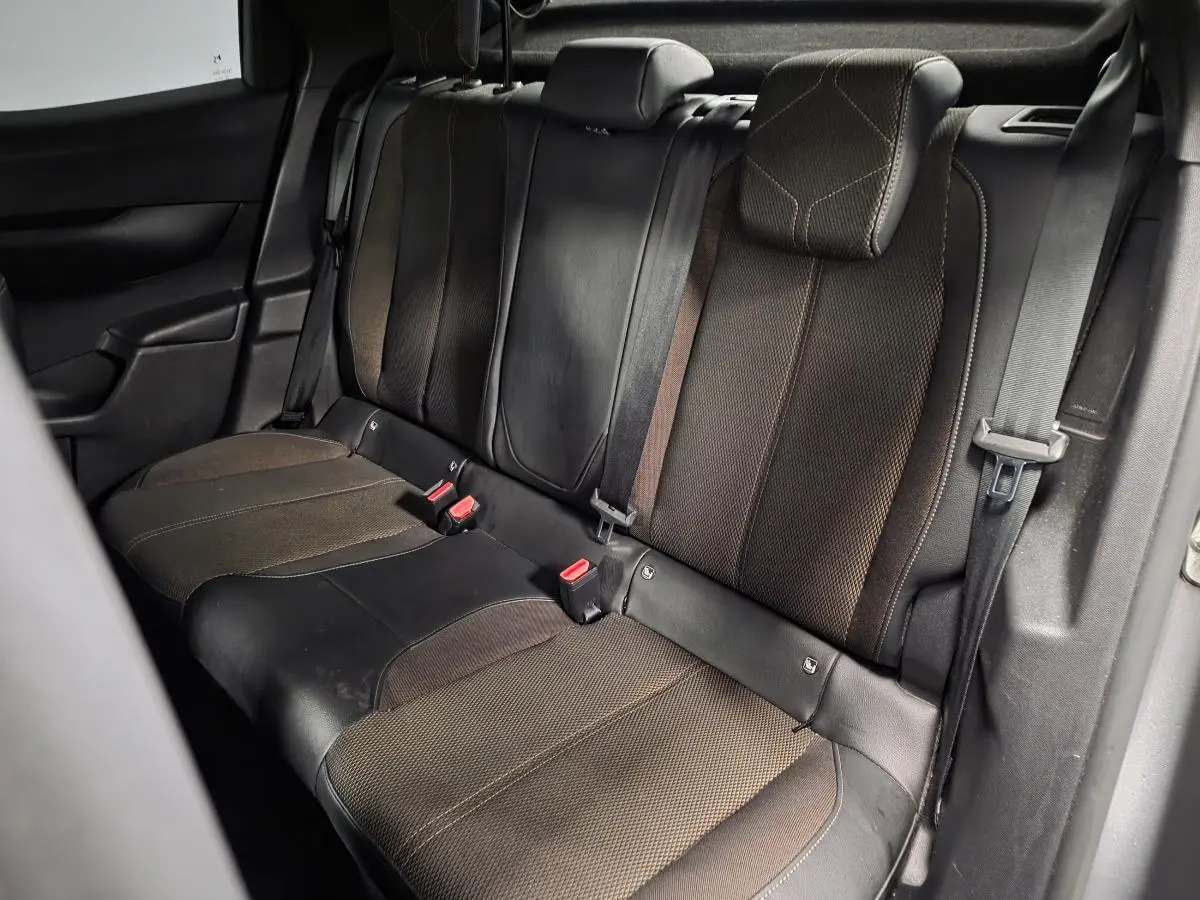 Vue intérieure des sièges arrière en tissu Perruzi Bronze avec appuie-têtes et ceintures de sécurité du DS3 Crossback 2022.