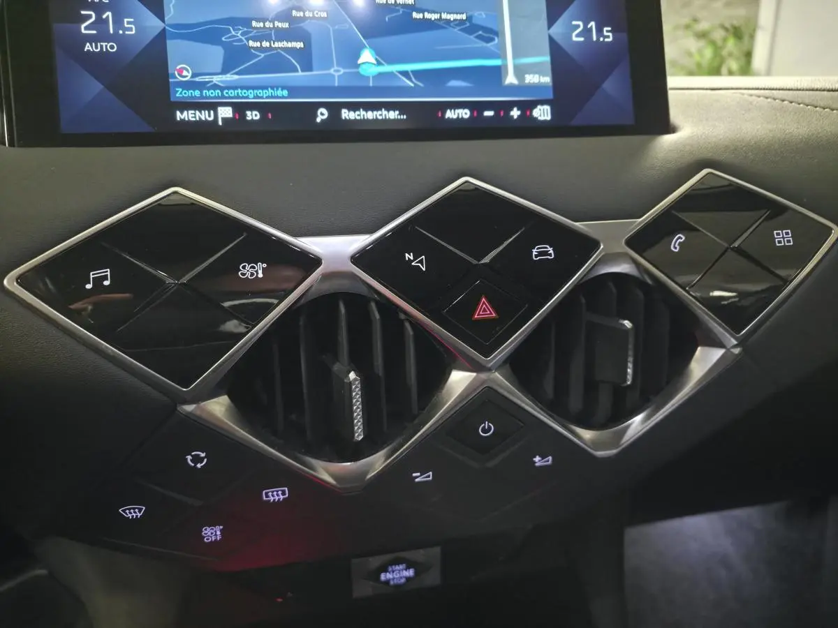 Détail du tableau de bord DS3 Crossback 2022 avec commandes tactiles noires et aérateurs centraux chromés.
