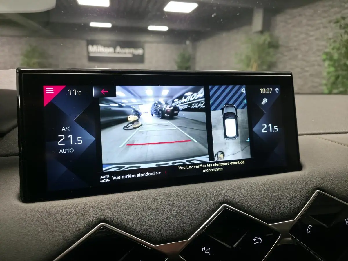 Écran tactile intérieur montrant la caméra 360° et la vue arrière du DS3 Crossback gris, avec affichage de la climatisation à 21,5°C.