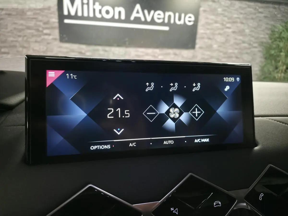 Écran tactile central du DS3 Crossback affichant les réglages de climatisation à 21,5°C avec interface moderne.