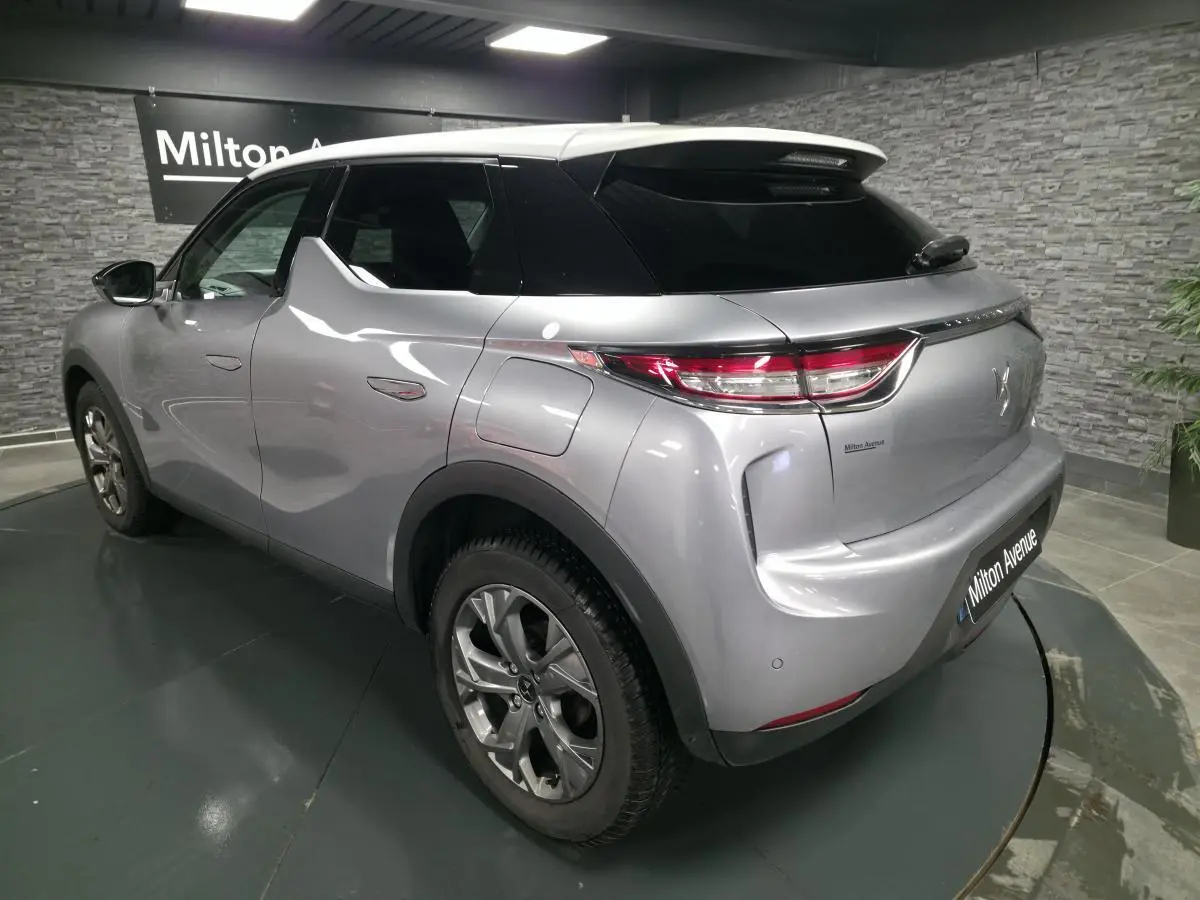 DS3 Crossback gris métallisé vu en 3/4 arrière droit, avec toit noir et jantes alliage 17 pouces Ankara.