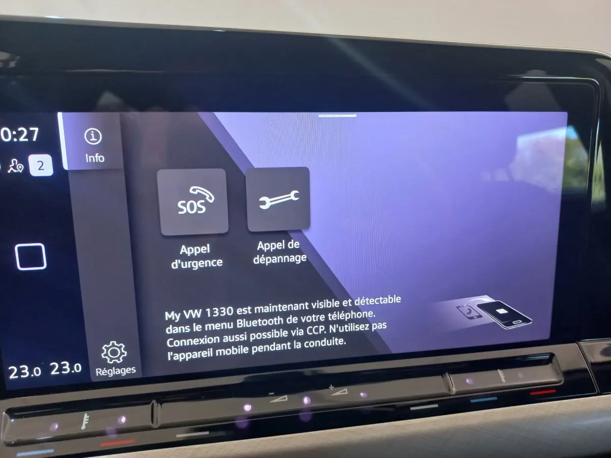 Écran tactile central de la Volkswagen Golf bleu 2022 affichant les options d'appel d'urgence et dépannage