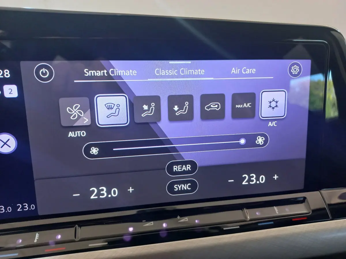 Écran tactile central de la climatisation de la Volkswagen Golf 2022, affichant réglages à 23°C en mode automatique.