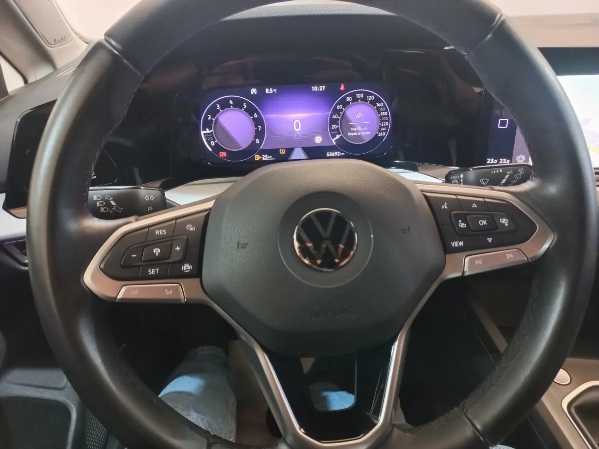 Vue rapprochée du volant cuir et du tableau de bord numérique de la Volkswagen Golf 1.5 essence 2022.