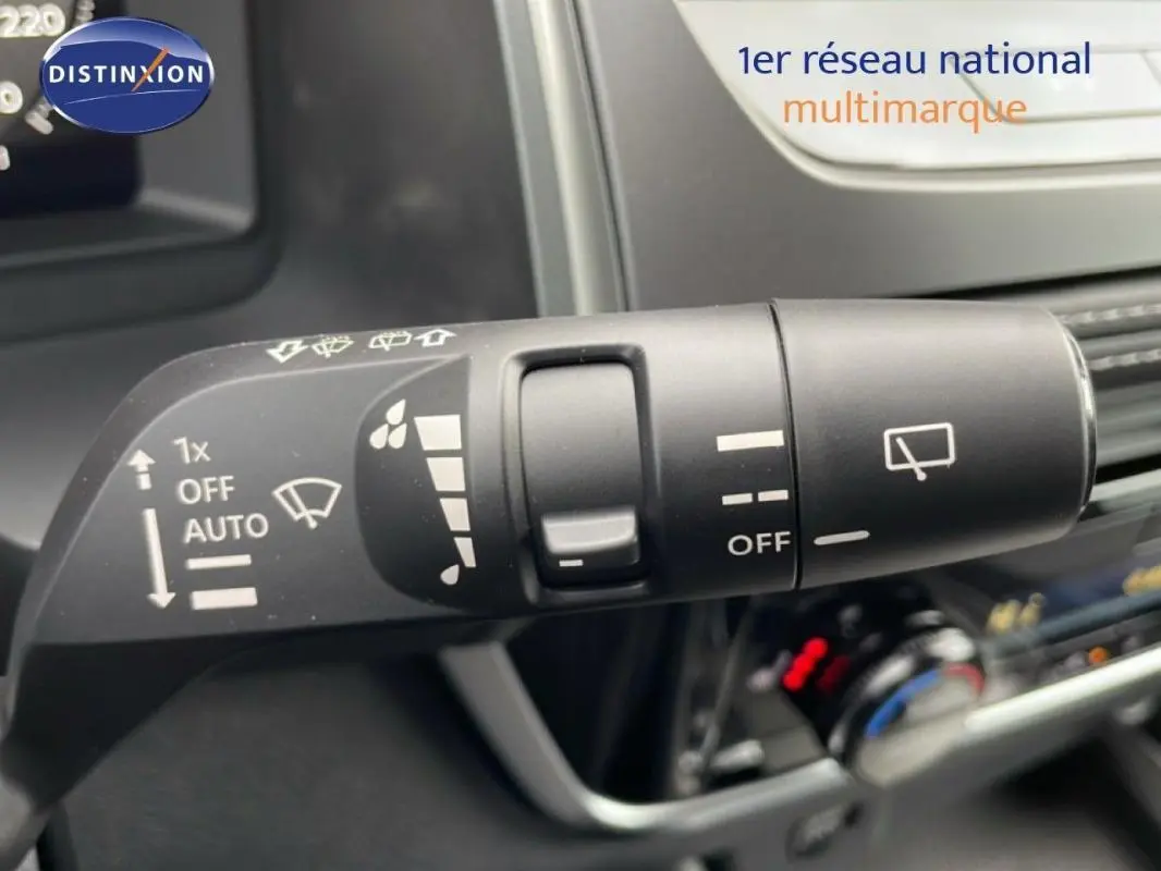 Gros plan sur la commande des essuie-glaces dans l'habitacle du Nissan Qashqai gris 2025.