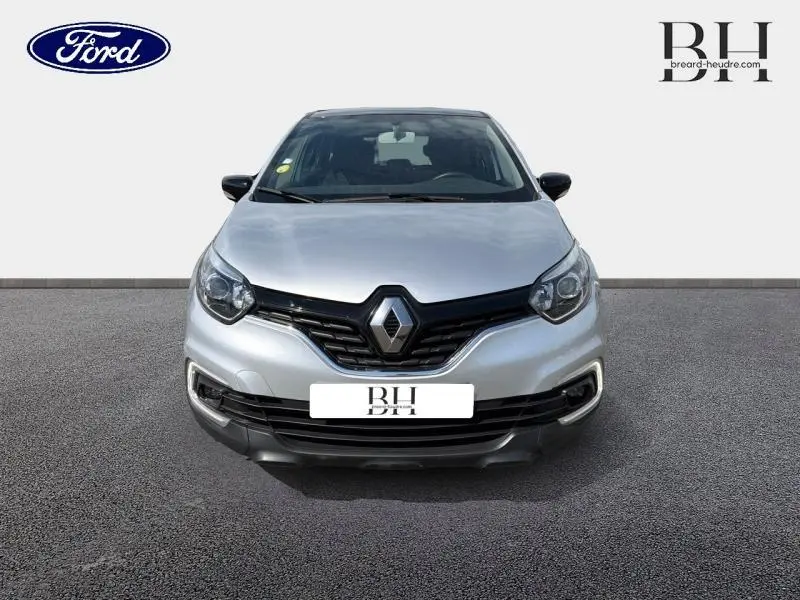Vue avant d'une Renault Captur gris platine avec calandre noire et feux de jour LED en forme de C.