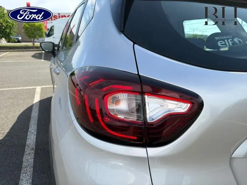 Gros plan sur le feu arrière droit d’un Renault Captur gris platine, mettant en valeur le design lumineux distinctif.