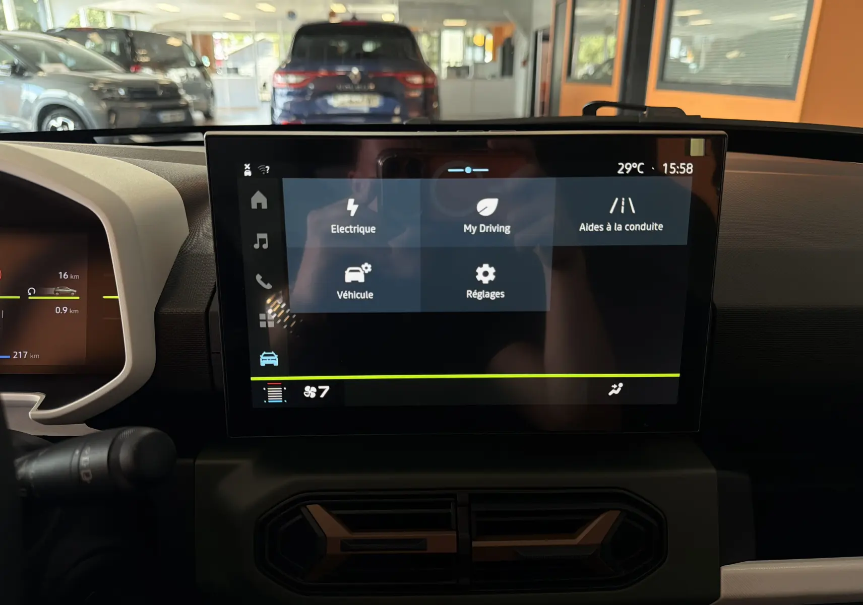 Vue intérieure centrée sur l'écran tactile du tableau de bord de la Dacia Spring 65 Extreme 2026, avec interface électrique visible.