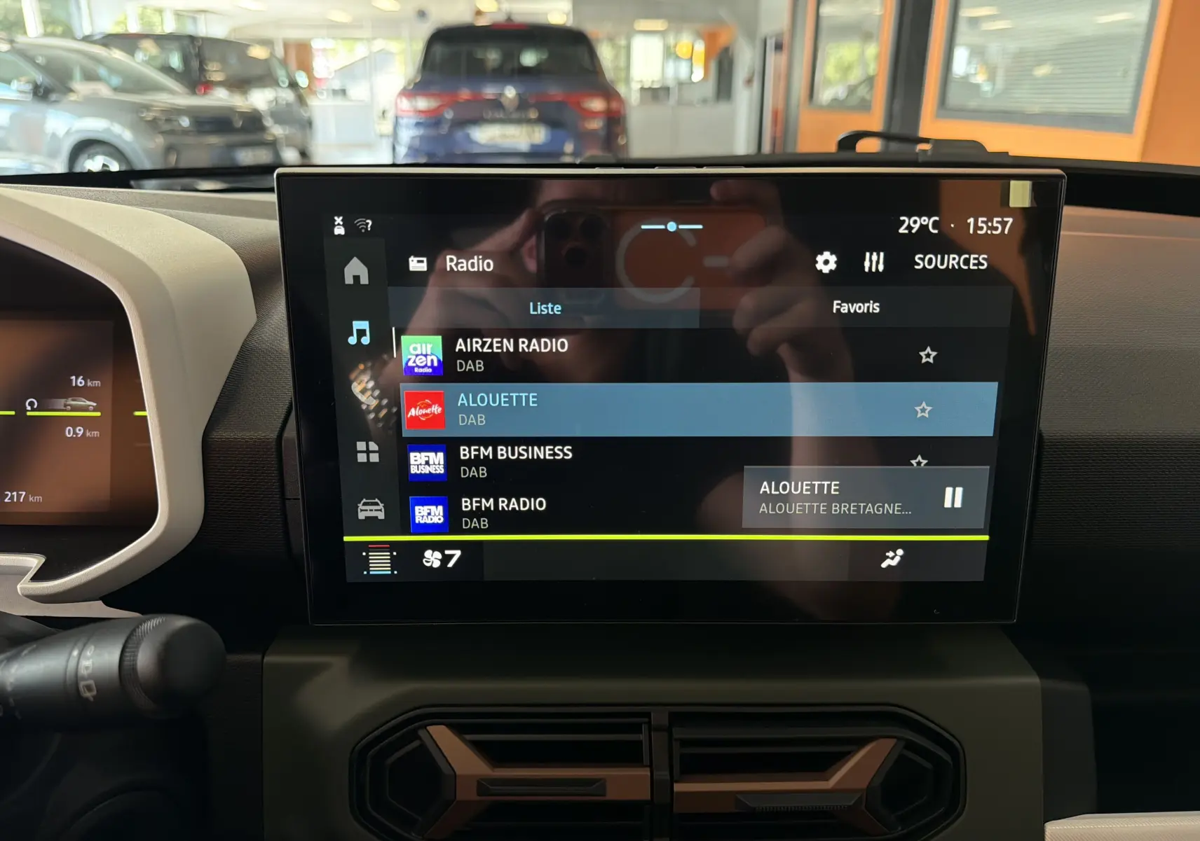 Vue intérieure centrée sur l'écran tactile multimédia du Dacia Spring 65 Extreme 2026, avec détails du tableau de bord.