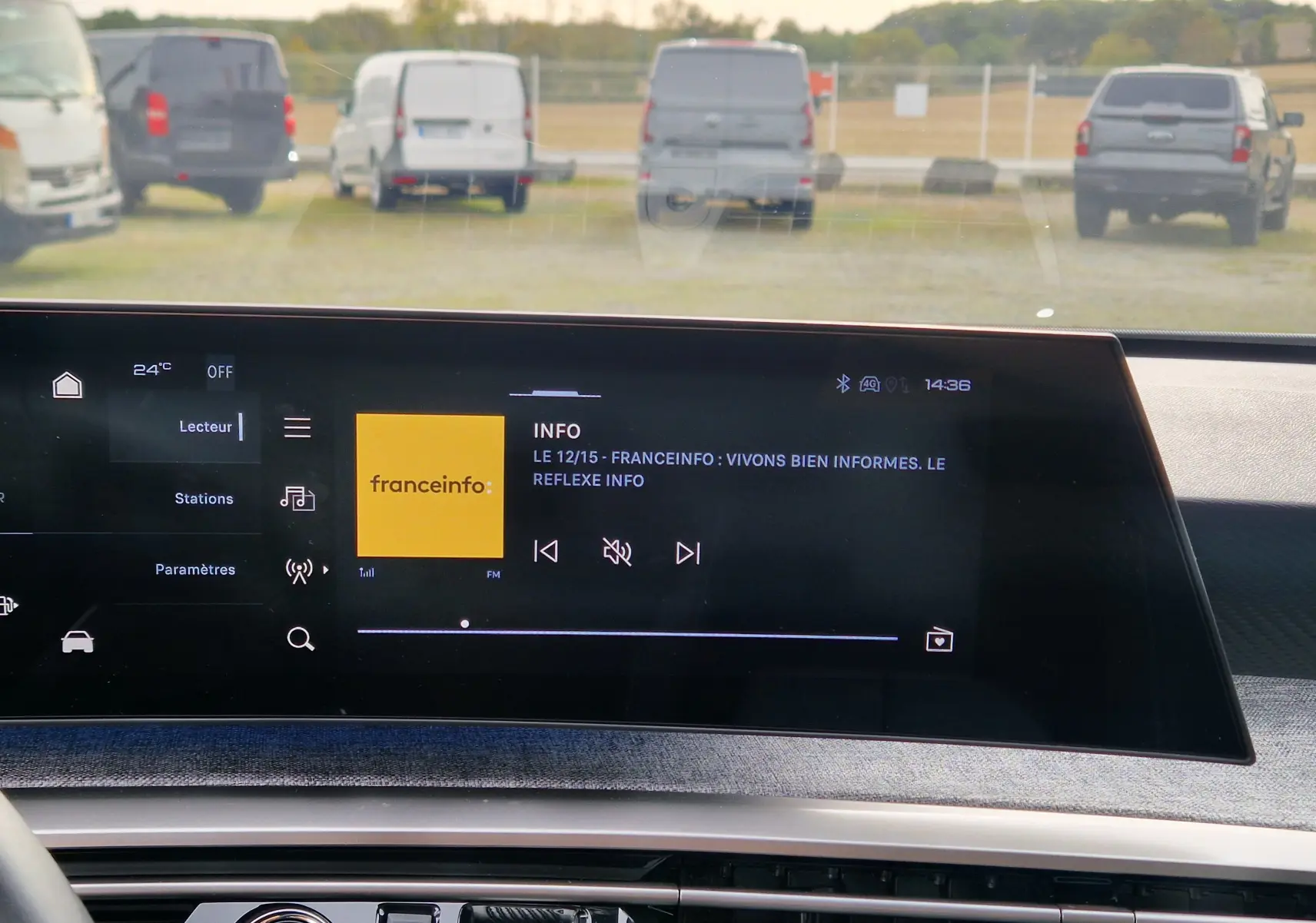 Vue intérieure du tableau de bord du Peugeot 3008 2025 gris Artense, écran tactile panoramique affichant une radio FM.