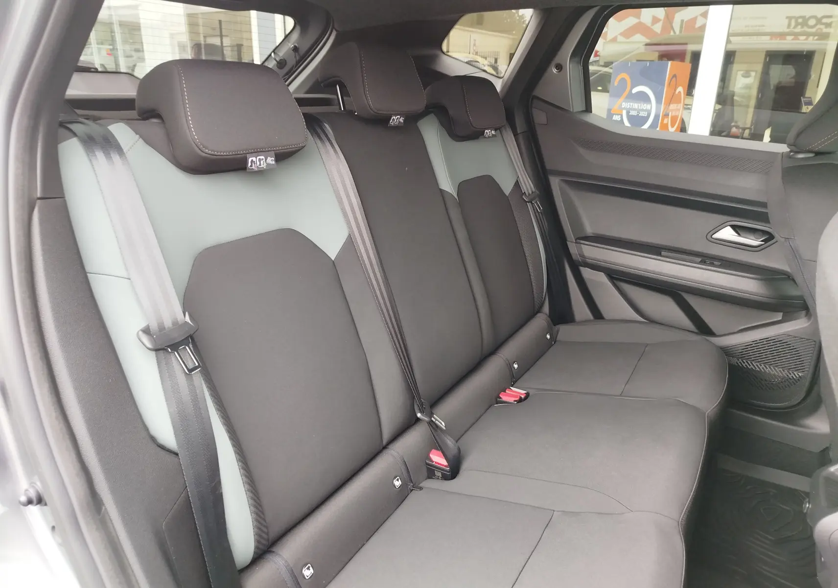 Vue intérieure côté droit des sièges arrière gris foncé et gris clair du Dacia Duster 2025 finition Extreme.
