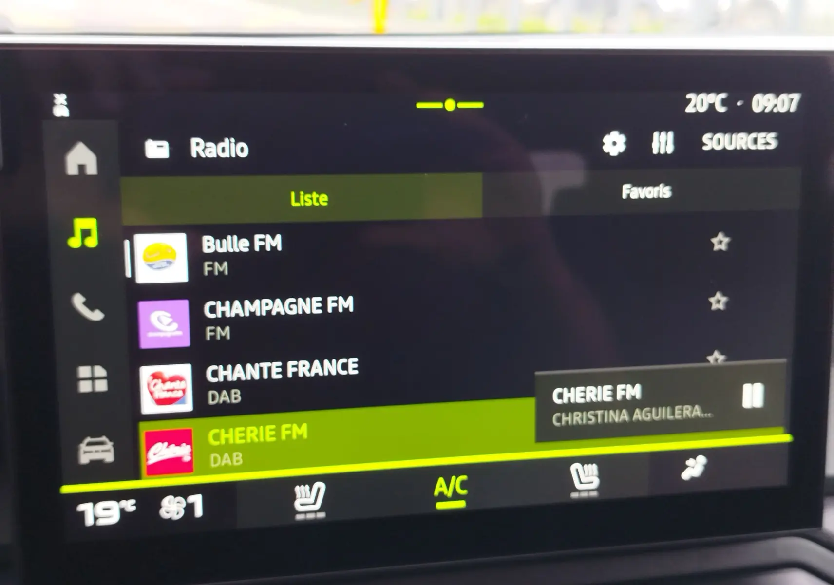 Écran tactile central du Dacia Duster 2025 affichant la liste des radios numériques avec sélection sur CHERIE FM.
