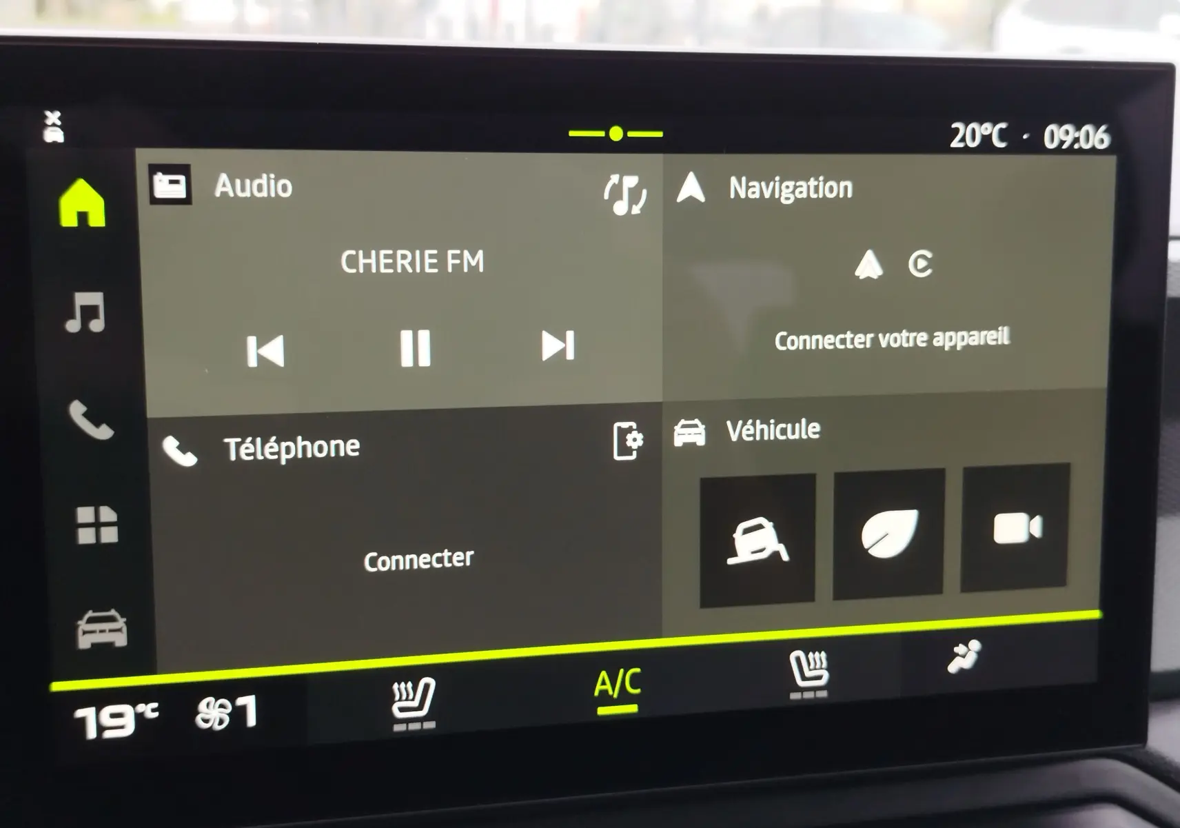 Écran tactile central du Dacia Duster gris schiste 2025 affichant audio, navigation et commandes de climatisation.