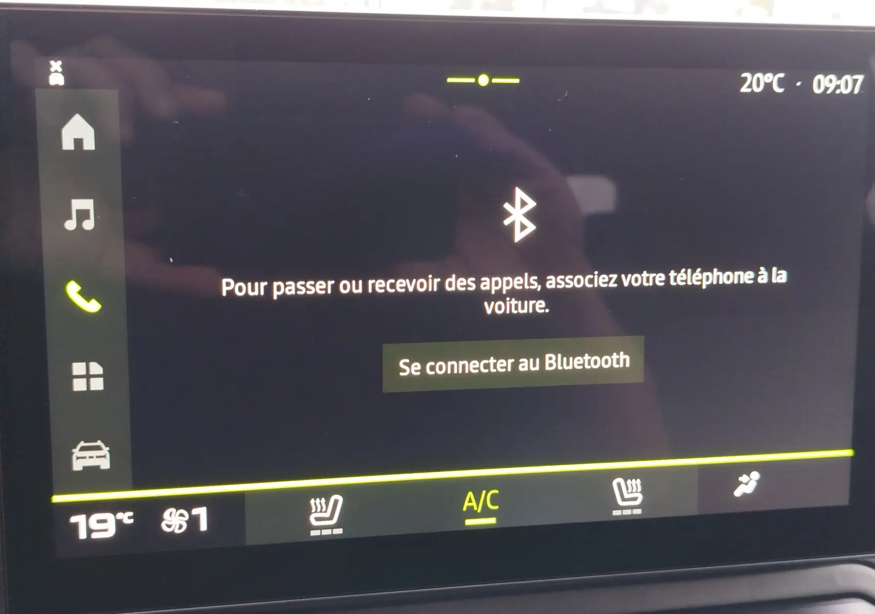 Écran tactile du tableau de bord du Dacia Duster 2025 affichant la connexion Bluetooth et commandes climatisation.