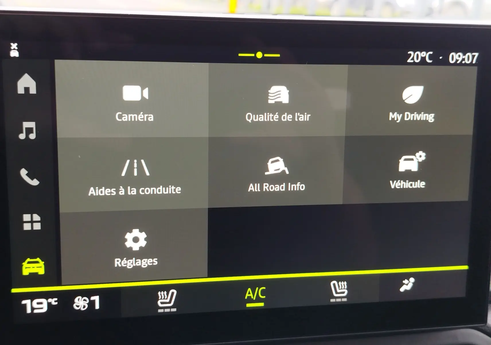 Écran tactile intérieur du Dacia Duster 2025 affichant les options de conduite et réglages climatiques.