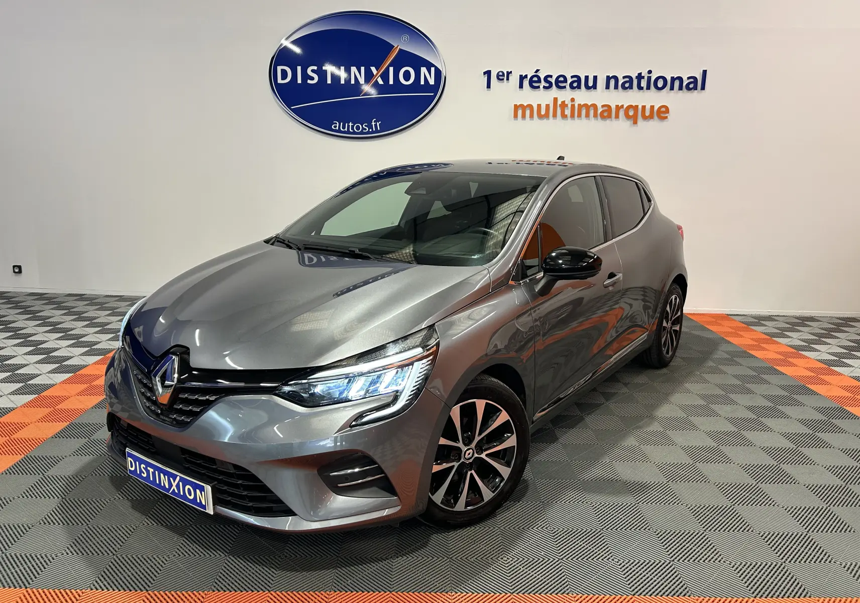 Renault Clio V TCe 90 TECHNO gris vue 3/4 avant droit avec phares LED et jantes alliage noires et argentées