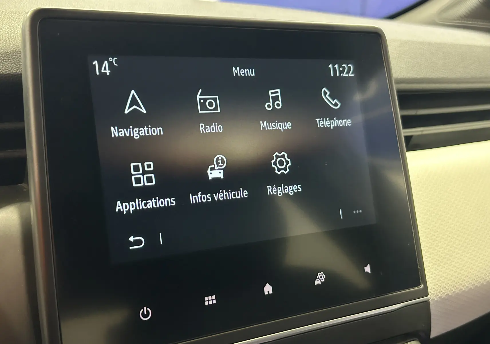 Écran tactile central de la Renault Clio V TCe 90 gris, affichant le menu principal avec navigation et réglages.