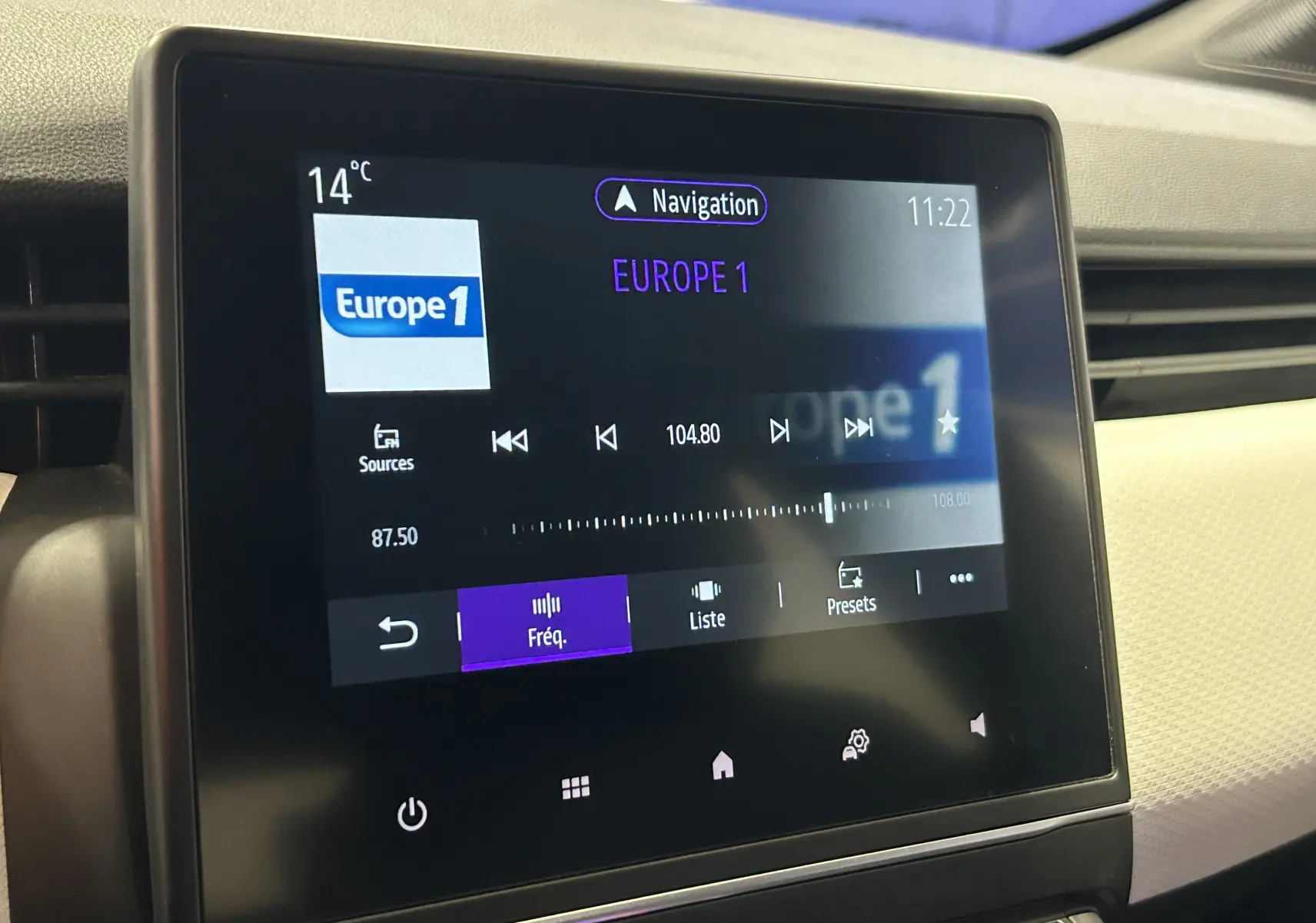 Écran tactile central de la Renault Clio V TCe 90 TECHNO gris montrant la radio Europe 1 à 11h22.
