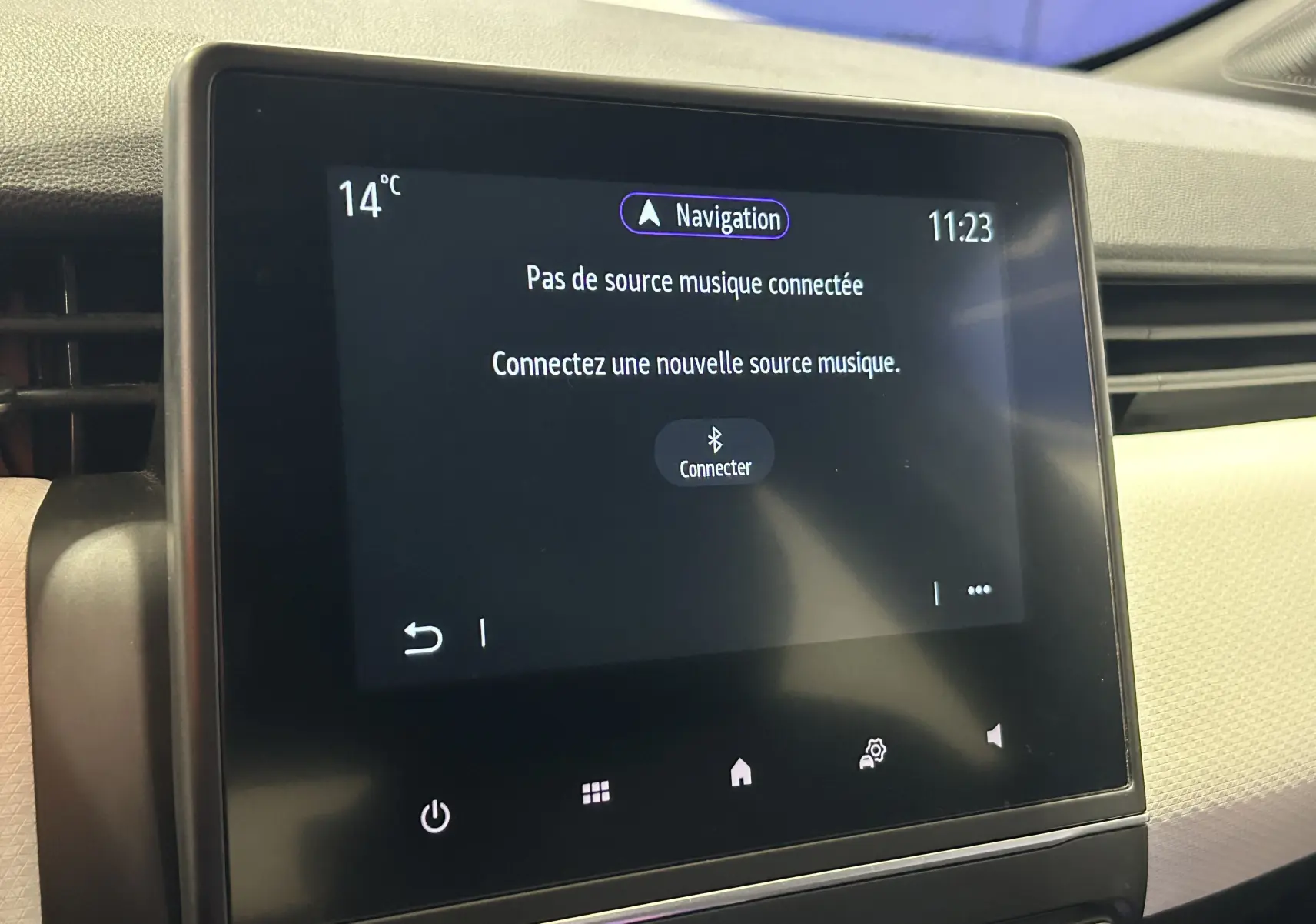 Écran tactile central de la Renault Clio V TCe 90 TECHNO affichant le menu de connexion musique Bluetooth.