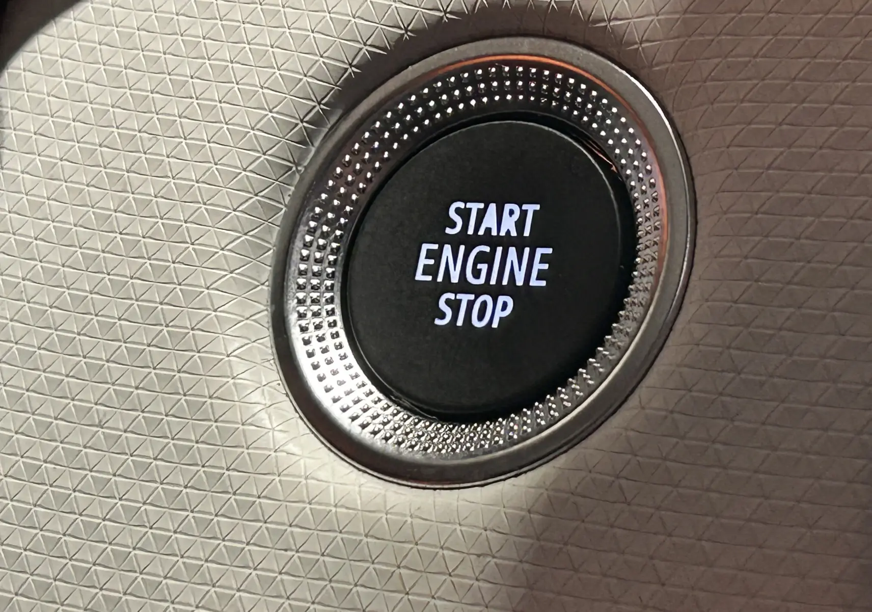 Bouton Start Engine Stop en gros plan sur la console intérieure de la Renault Clio V TCe 90 gris 2023.