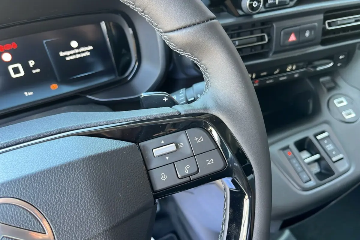 Gros plan sur le volant cuir multifonctions et tableau de bord numérique du Citroën Berlingo BlueHDi 130 EAT8 Max.