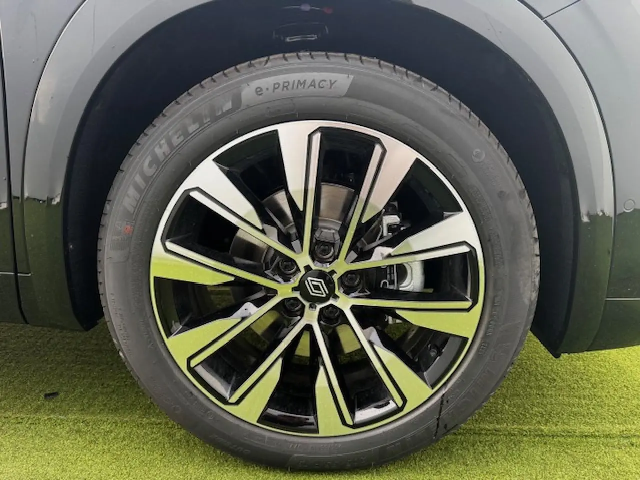 Gros plan sur la jante alliage diamantée noir brillant du Renault Espace VI 1.2 Full Hybrid 2025 en Noir Étoilé.