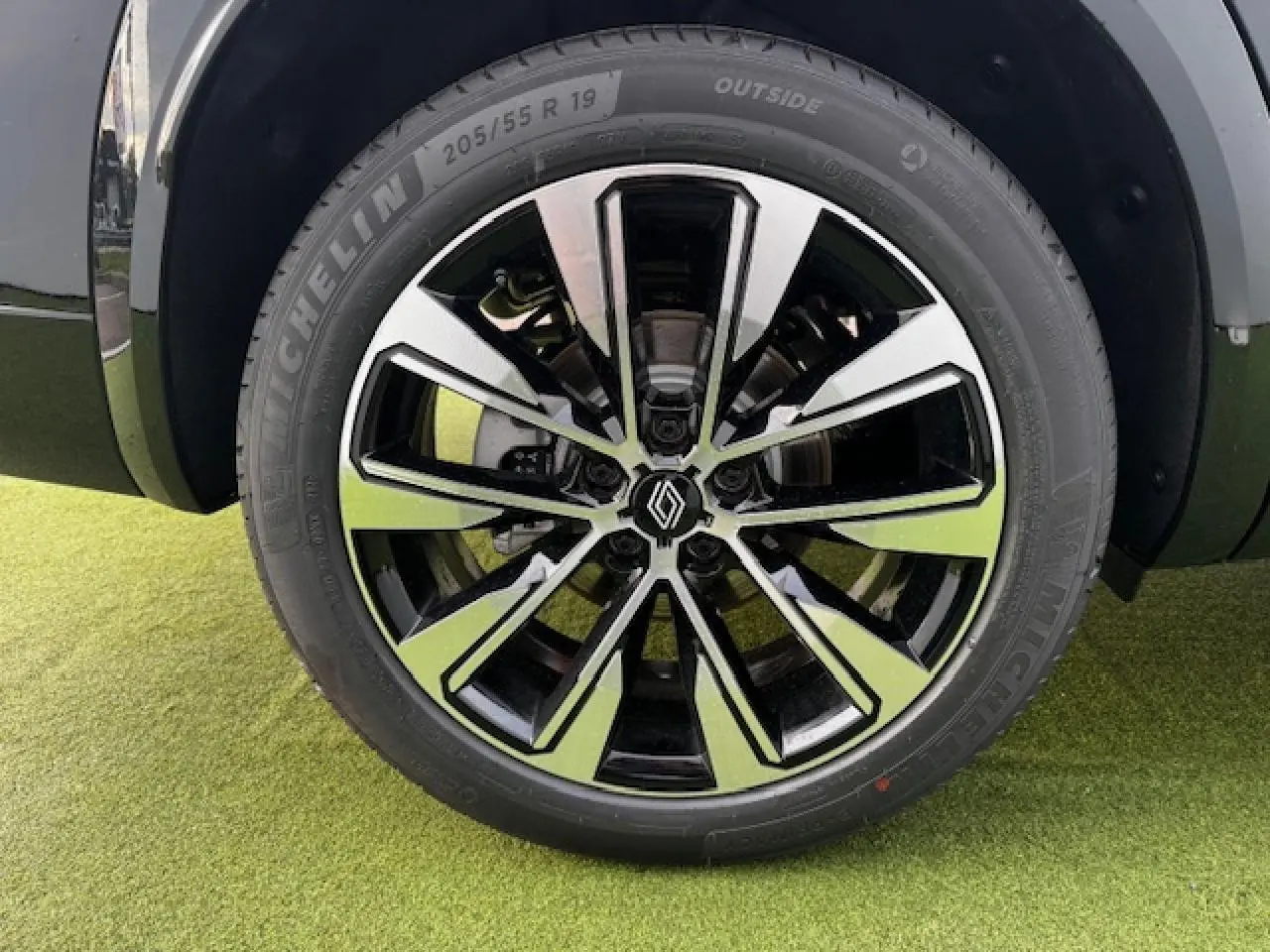 Gros plan sur la jante alliage 19 pouces diamantée noir brillant du Renault Espace VI noir étoilé.