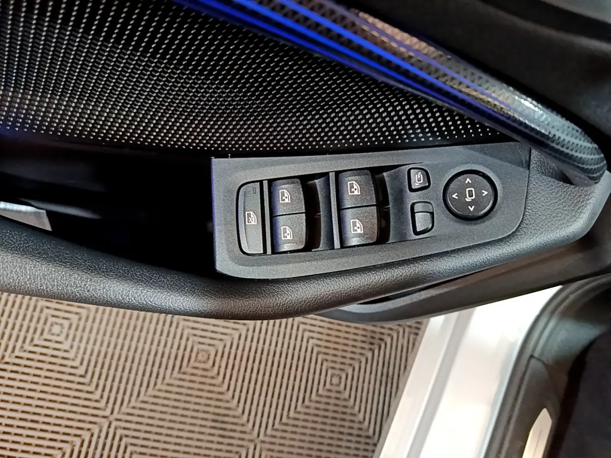 Panneau de commandes des vitres et rétroviseurs côté gauche intérieur d'une BMW Série 1 gris clair 2021.