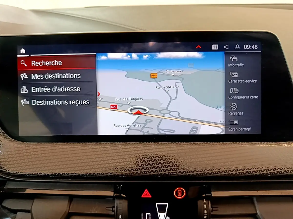Écran tactile du système de navigation 3D de la BMW Série 1 Edition Sport 2021, vue intérieure frontale.