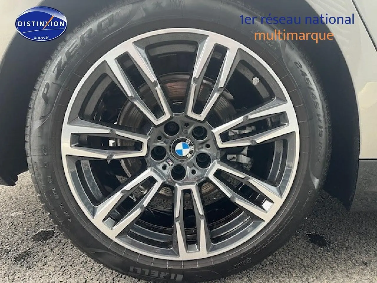 Gros plan sur la jante alu grise d'une BMW Série 5 (G60) 520da 2024 avec logo BMW au centre.