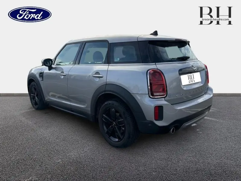 Vue 3/4 arrière droite d'une MINI Countryman Melting Silver III avec jantes noires et feux arrière LED distinctifs.