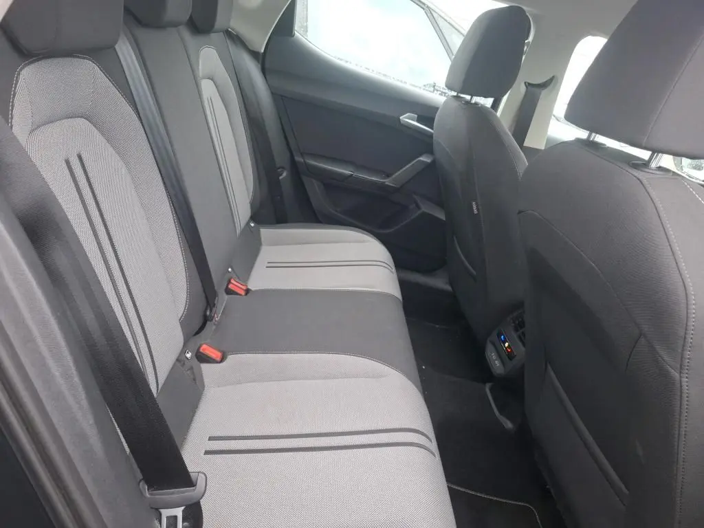 Vue intérieure côté droit des sièges arrière gris clair et foncé en tissu d'une SEAT LEON 2.0 TDI 115 STYLE BVM 2021.
