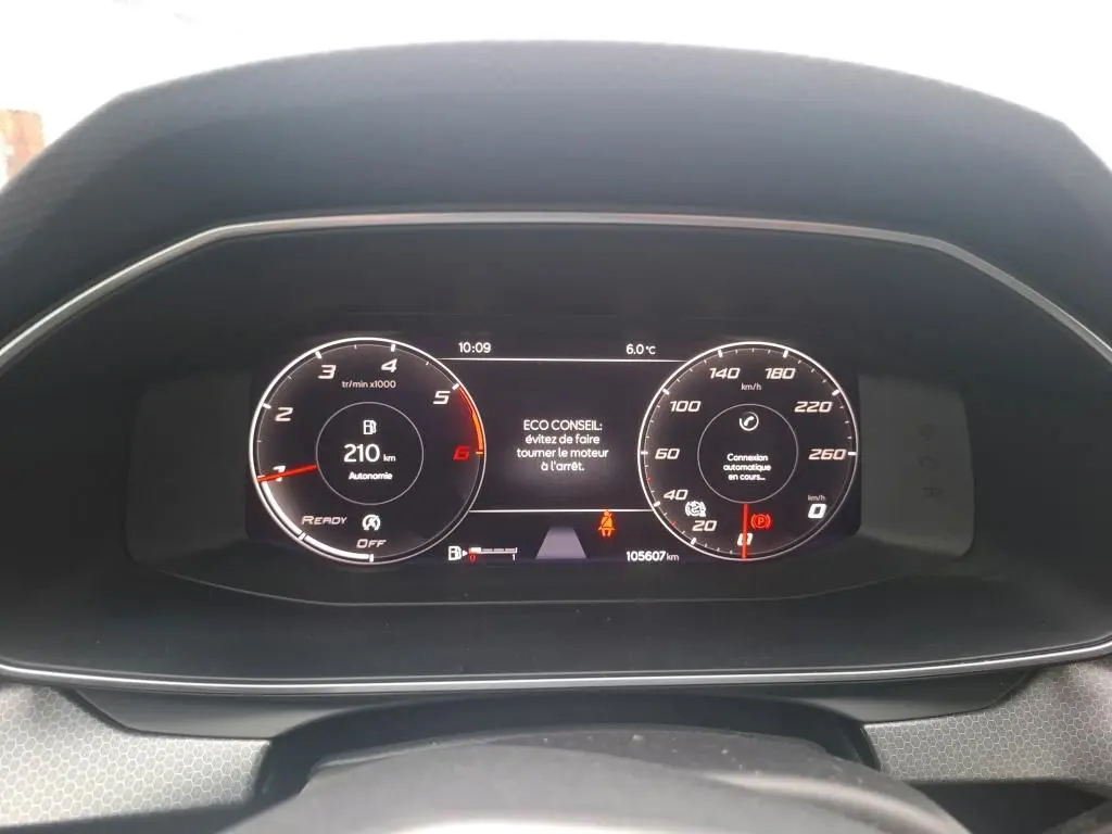 Vue rapprochée du tableau de bord numérique de la SEAT LEON gris, affichant vitesse, compte-tours et autonomie.